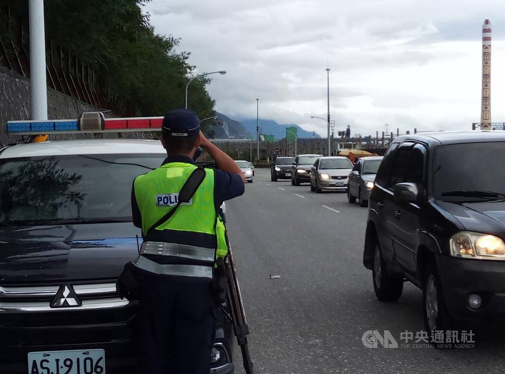 中秋連假將屆,預期國旅爆發加上返鄉過節人潮,花蓮警方嚴陣以待,連假前1天夜間將開始監控蘇花改南下車流量,編排交通疏導崗哨。圖為花蓮警方日前監測交通情況。(花蓮縣警察局提供)中央社記者李先鳳傳真 109年9月28日
