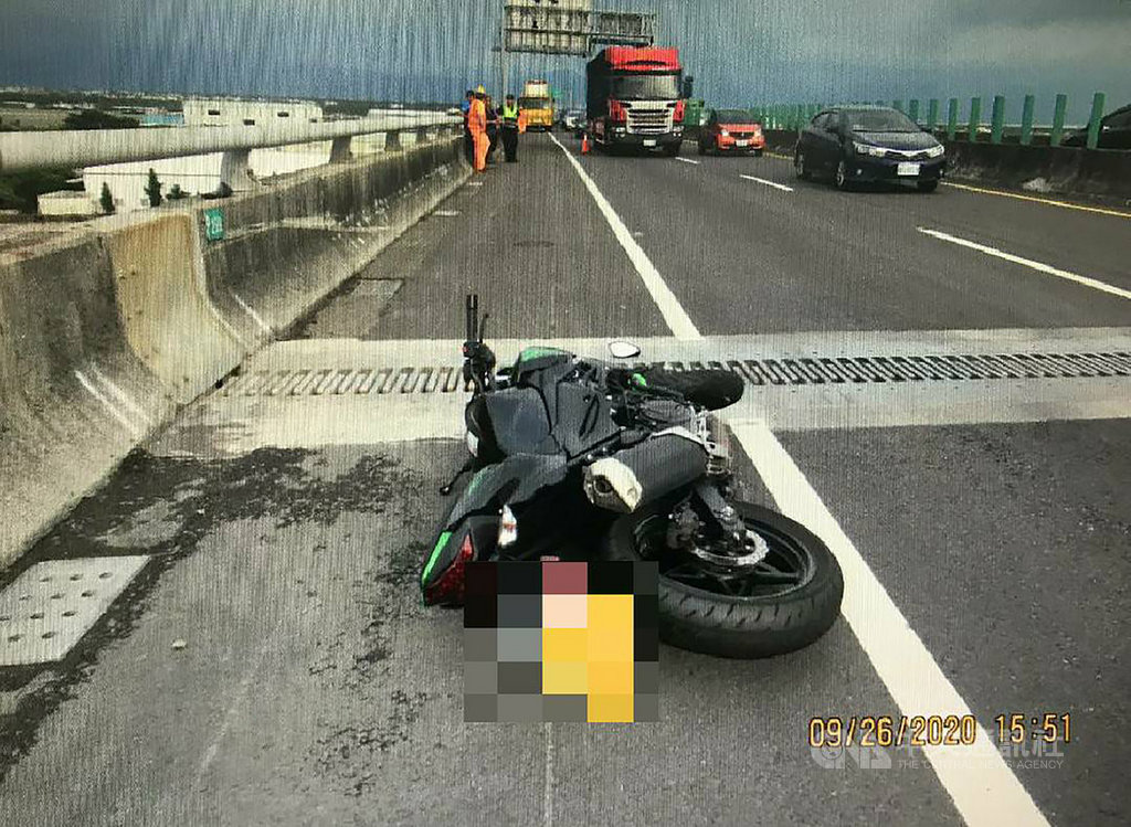 一名鄭姓男子26日下午騎乘大型重機行經屏東縣萬丹鄉台88線快速道路,遭蔡姓男子駕駛的水產行小貨車從右側路肩超車擦撞,導致騎士倒地,所幸騎士奮力爬到路肩才沒遭追撞,但全身有多處擦傷。事件發生後也引起大批大型重機騎士不滿,疾呼盼為重機爭路權。(屏東縣政府警察局提供)中央社記者洪學廣傳真 109年9月28日