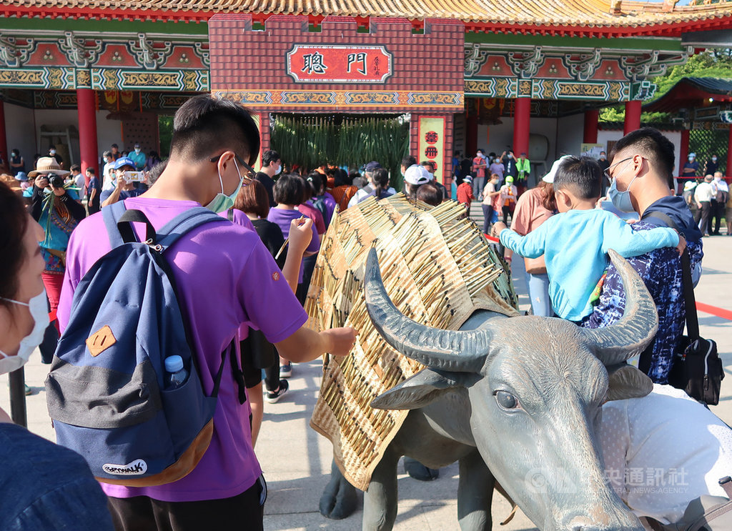 高雄市28日舉行祭孔典禮,不少民眾拔取象徵智慧之牛身上的毛筆,盼這支「智慧之筆」可增長智慧,讓求學之路更順利。中央社記者王淑芬攝 109年9月28日