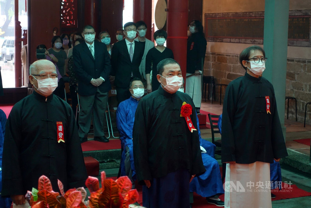 新北市祭孔典禮28日上午在板橋區大觀書社舉行,市長侯友宜(前中)出席擔任主祭官。中央社記者沈佩瑤攝 109年9月28日
