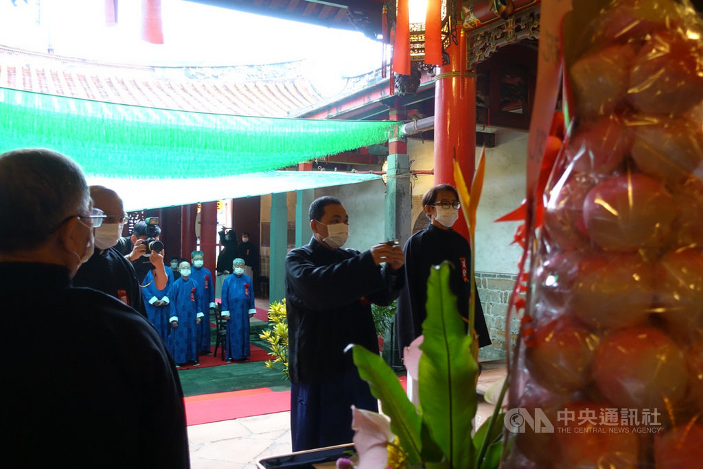新北市長侯友宜(中)28日上午前往板橋區大觀書社出席祭孔典禮,擔任祭孔典禮主祭官。中央社記者沈佩瑤攝 109年9月28日