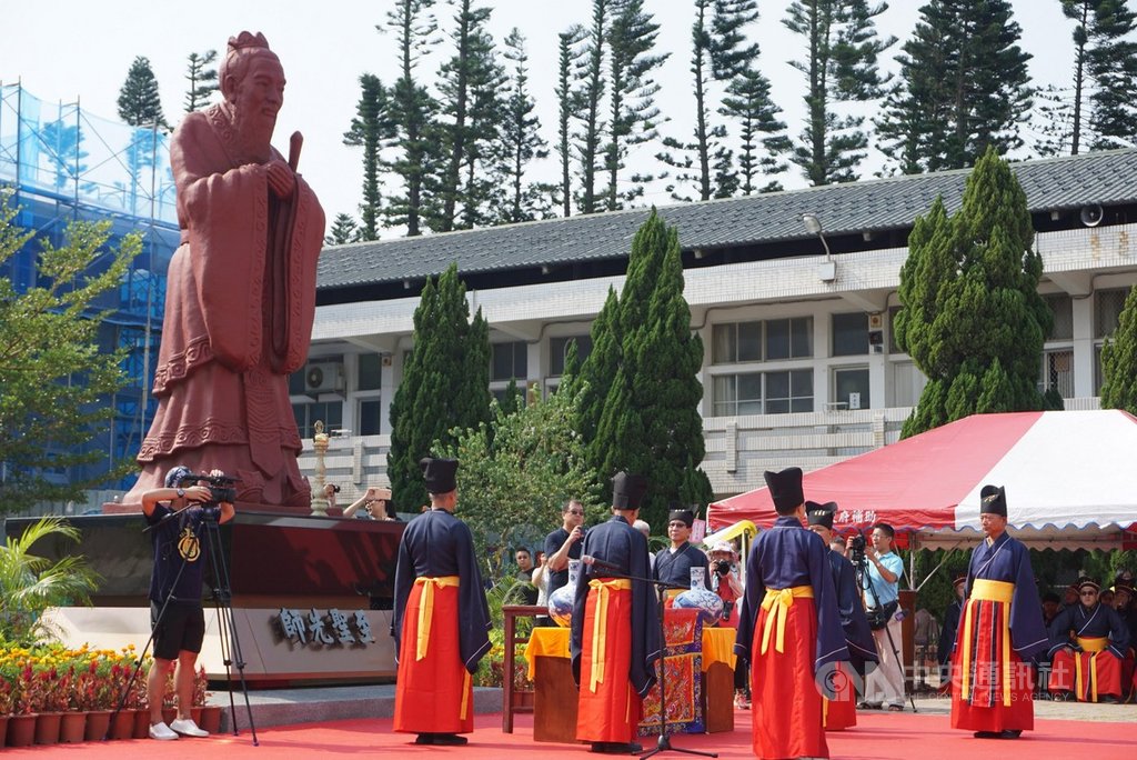 金門縣金湖鎮金湖國小曾在教師節辦理了金門有史以來的第一次祭孔大典(圖),不過,因當天天氣炎熱,造成多人中暑,讓湖小飽受批評,這兩年停辦,湖小盼未來能再舉辦。中央社記者黃慧敏攝 109年9月28日