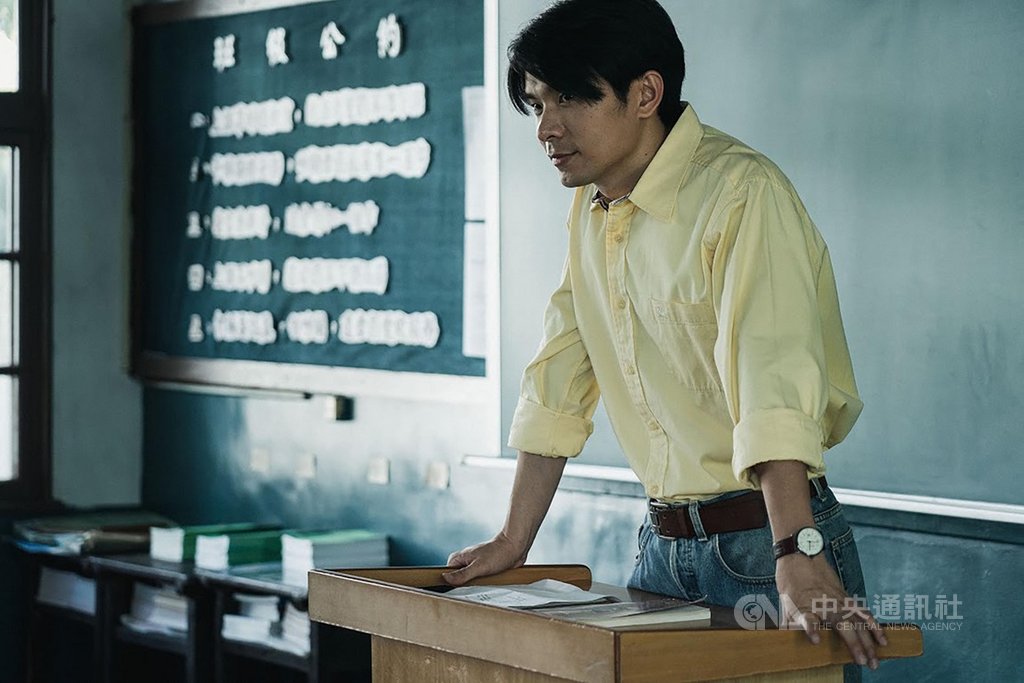 新科金鐘視帝姚淳耀(圖)在影集版「返校」飾演新角色「沈華」,是女學生「劉芸香」仰慕的詩社指導老師,有貫穿全劇的重要翻轉演出。(公視提供)中央社記者葉冠吟傳真 109年9月28日