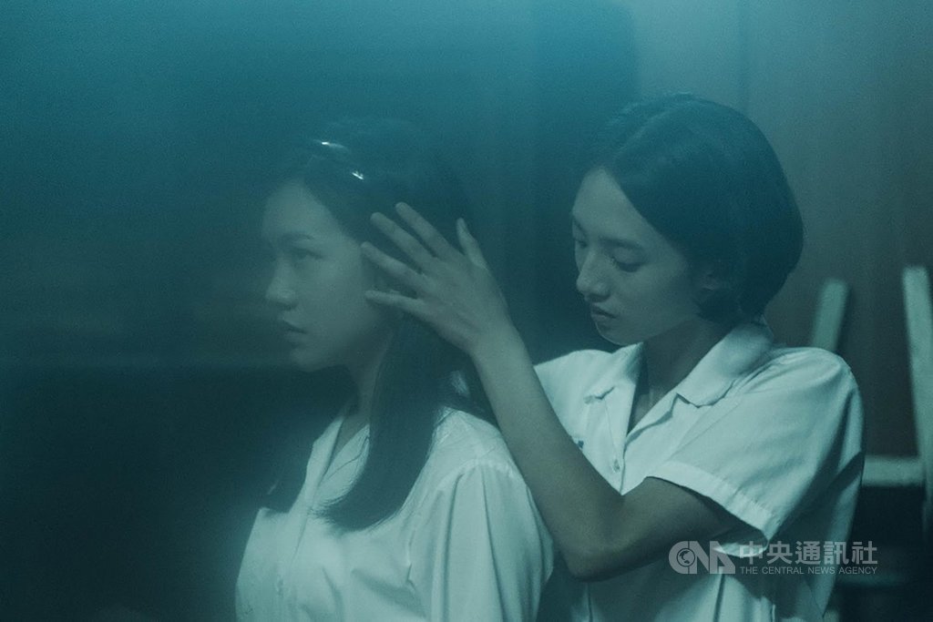 影集版「返校」中,關鍵雙女主角分別由新生代演員韓寧(右)飾演學姊方芮欣,李玲葦(左)飾演學妹劉芸香。(公視提供)中央社記者葉冠吟傳真 109年9月28日