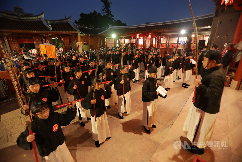 台南市全台首學孔廟祭孔28日按古禮登場,不少人天亮前就已在大成殿前駐足觀禮。中央社記者張榮祥台南攝 109年9月28日