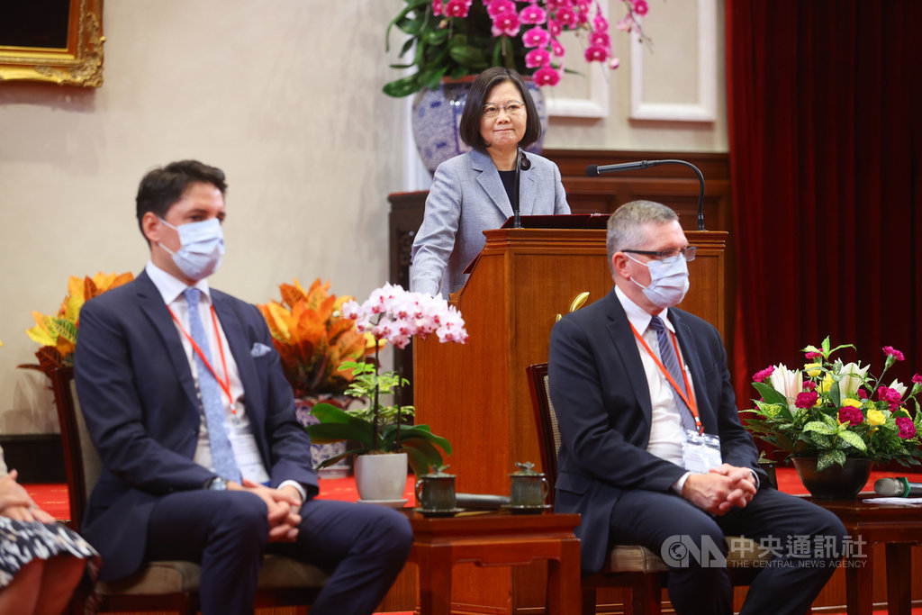 總統蔡英文(中)28日上午在總統府頒發第1000張就業金卡暨接見優秀持卡人時致詞表示,台灣重視民主和自由,有豐富多元的文化,也有適合投資的安全環境,未來很樂意張開雙手,持續歡迎世界各地人才。中央社記者謝佳璋攝 109年9月28日