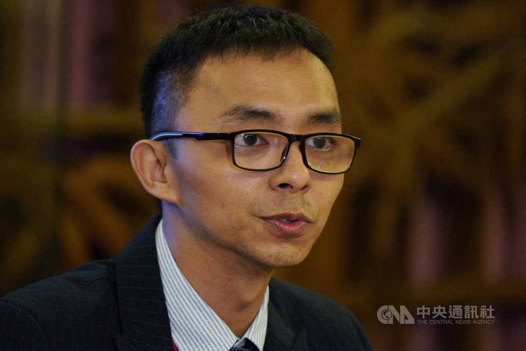 33歲的印尼泗水台灣學校教師張紹恆,是今年最年輕的師鐸獎得主,他28日受訪表示,師鐸獎是當老師的最高指標,獲獎非常開心,但也提醒自己不要因得獎而放鬆,未來教學生涯仍要更精進。中央社記者徐肇昌攝 109年9月28日