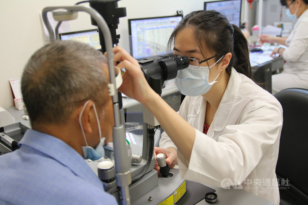 台北榮總眼科部與陽明大學公衛研究所及元智大學合作研究發現,空氣污染與眼中風發生風險相關。當二氧化氮濃度提升1個單位,發生眼中風機率就上升1.1倍。(北榮提供)中央社記者陳偉婷傳真 109年9月28日