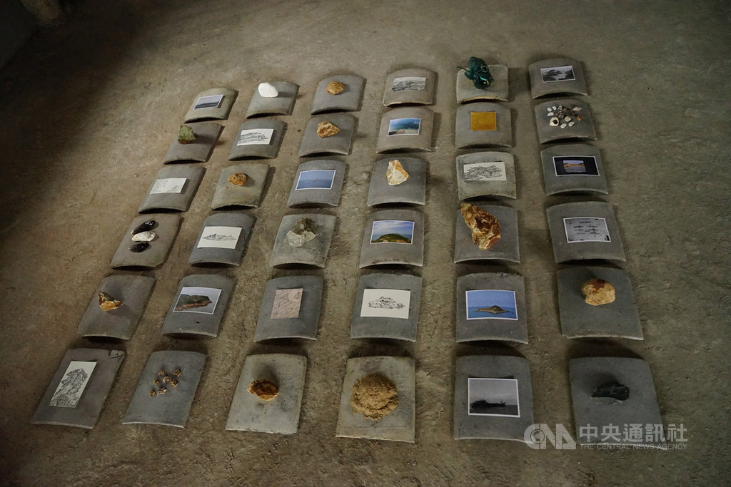國立新竹生活美學館的「藝術游擊」藝術家分別於9、10月進駐馬祖,其中平面視覺創作者邱雍晉將策展作品放在閩東屋瓦上,並利用在地海砂、淡菜殼與海廢漁具等當作「壓瓦石」展出,透過裝置表現攝影地景、繪畫創作的關聯性。中央社記者邱筠攝 109年9月28日
