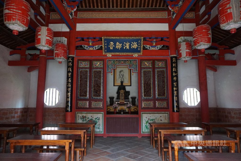 金門自古有「海濱鄒魯」美譽,光是宋明清就出了50名進士。金門雖沒有孔廟,但有朱子祠(圖),縣府民政處表示,朱熹與金門淵源深厚,縣府每年在朱子誕辰舉行祭典,與祭孔有異曲同工的功能。中央社記者黃慧敏攝 109年9月28日
