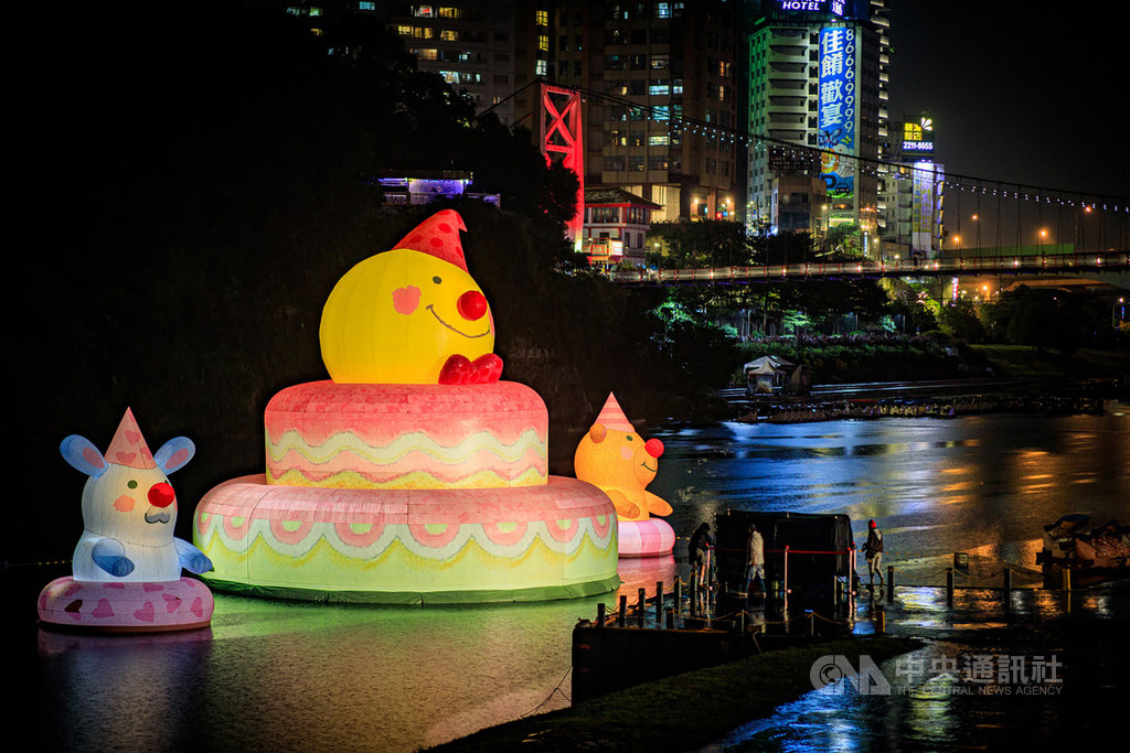 新北市政府延續去年和插畫家幾米的合作,今年在新店碧潭展示全新地景藝術裝置「向月亮許願」,28日點燈,市長侯友宜說,上面的月亮代表著溫暖,下面的蛋糕代表著許願。(新北市觀旅局提供)中央社記者沈佩瑤傳真 109年9月28日