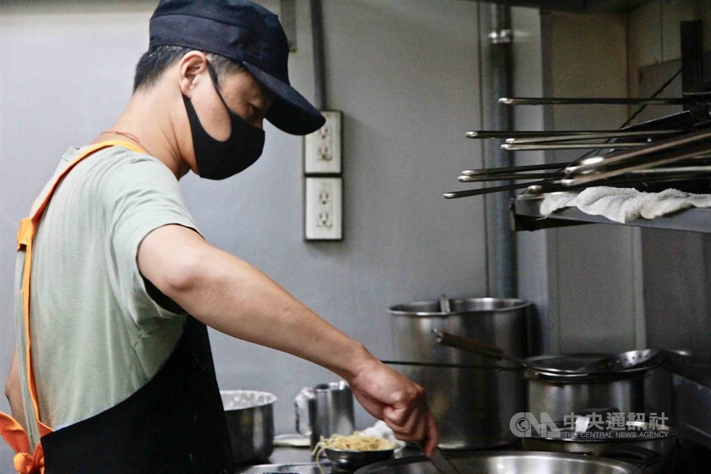 餐飲業者張勝源說,冷藏肉跟溫體肉吃起來沒有差別,美味與否跟肉品的等級及料理方式比較有關。中央社記者楊淑閔攝 109年9月27日