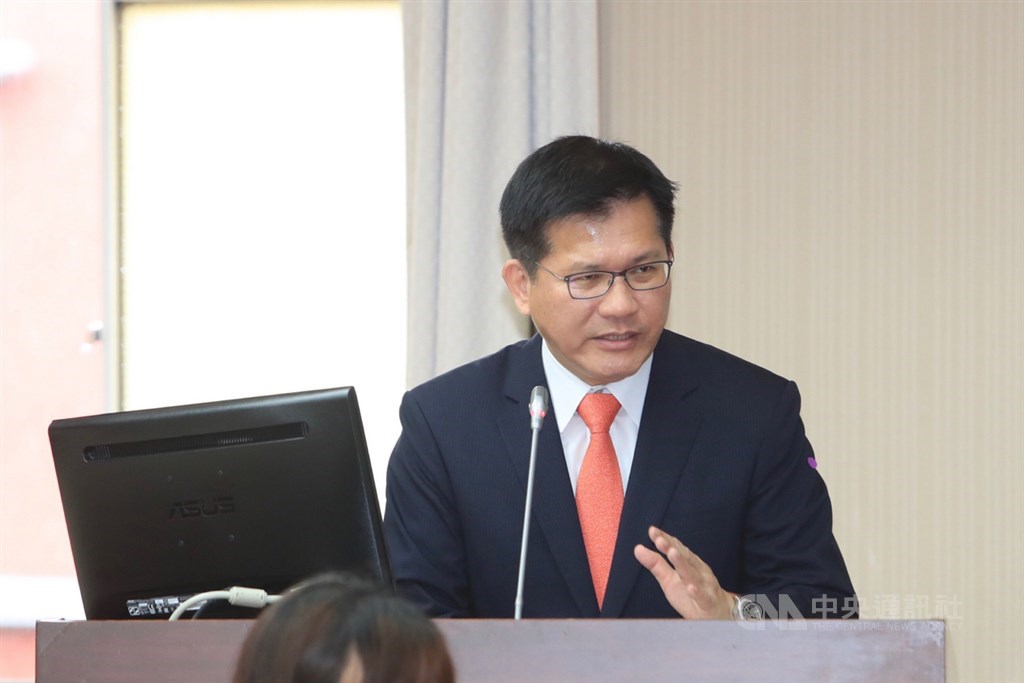 媒體報導立法院預算中心資料顯示,台灣高鐵董事長江耀宗每次出席公司會議都領8000元車馬費,有立委要求交通部檢討。交通部長林佳龍(圖)28日表示,會檢討,不該領的一毛都不能領。中央社記者吳家昇攝 109年9月28日
