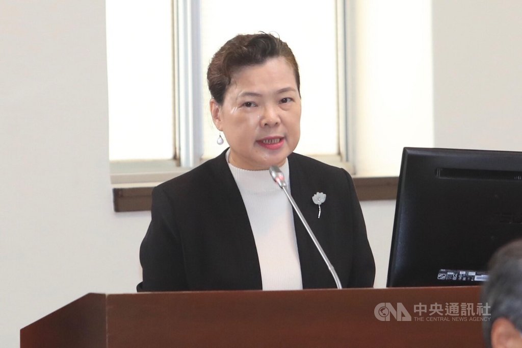 媒體報導,經濟部六大發電計畫中,有三方案卡關。經濟部長王美花(圖)28日赴立法院經濟委員會進行業務報告,她會前受訪時說,全台供電無虞,台中、協和電廠相關規劃和環評說明,會充分與地方溝通,核三廠則沒有規劃延役。中央社記者吳家昇攝 109年9月28日
