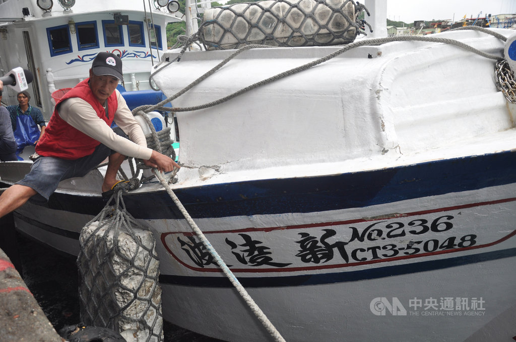 蘇澳籍漁船「新凌波236」27日在釣魚台海域遭日本公務船衝撞,船長陳吉雄(圖)28日返港說,當時只是要進入釣魚台外海12浬內撿拾漁具,就在沒有被示警情況下遭撞,日方罔顧台灣漁民生命與財產安全。中央社記者沈如峰宜蘭縣攝 109年9月28日