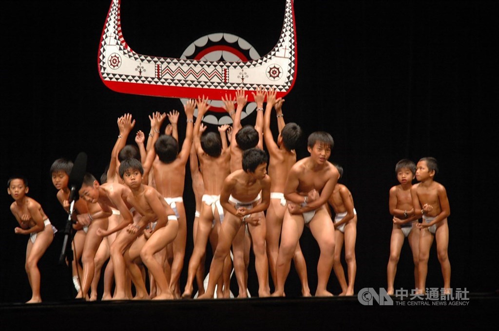 電影「只有大海知道」讓達悟族小朋友勇敢穿上丁字褲,擁抱自己文化,並藉著參加比賽或演出,增加自信,小朋友也對自己文化越來越有自信。中央社記者盧太城台東攝 109年9月28日