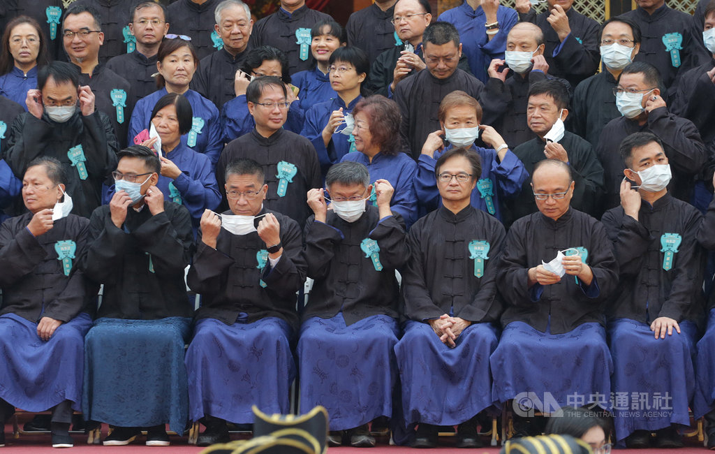 「台北市各界紀念大成至聖先師孔子誕辰2570週年釋奠典禮」28日上午在台北市孔廟登場,市長柯文哲(前排中)、內政部長徐國勇(前排左3)等人出席,拍照時眾人取下口罩露出笑容合影留念。中央社記者裴禛攝 109年9月28日