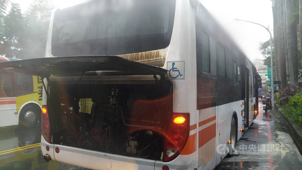 新北市三峽區28日下午一部公車疑因引擎過熱起火,所幸司機迅速疏散乘客並自行滅火,無人傷亡;確切起火原因仍待檢查釐清。(翻攝照片)中央社記者王鴻國傳真 109年9月28日