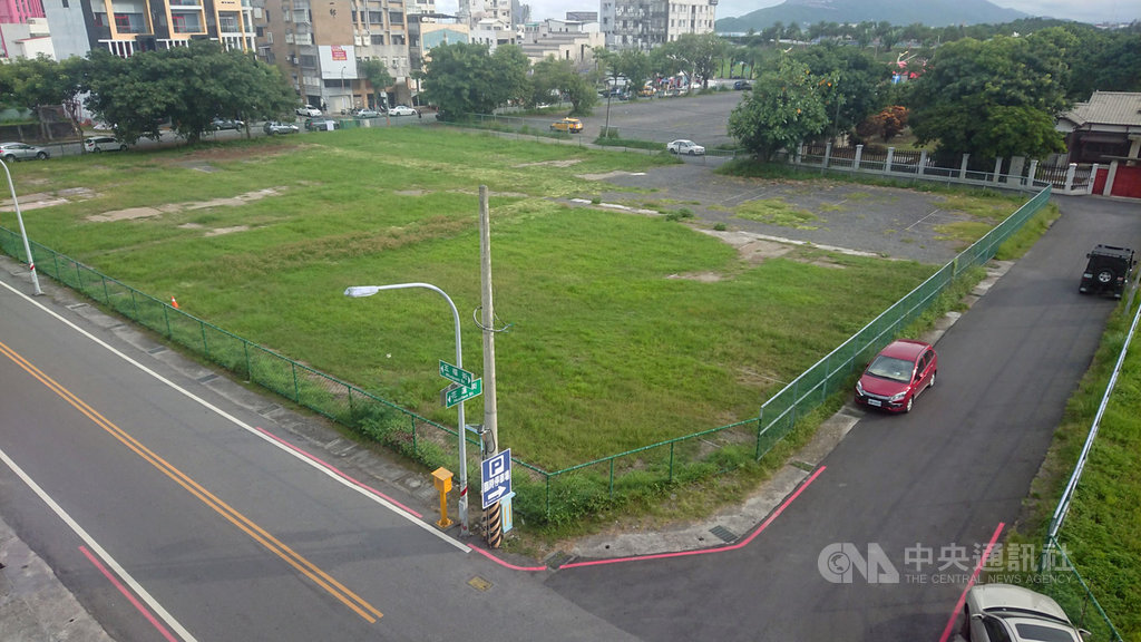 中秋及國慶連假將屆,預期國旅爆發加上返鄉過節人潮、車潮將湧現,花蓮縣政府特別商借台鐵位於東大門夜市旁的3處空地作為停車場,目前正進行除草整地。中央社記者李先鳳攝 109年9月28日