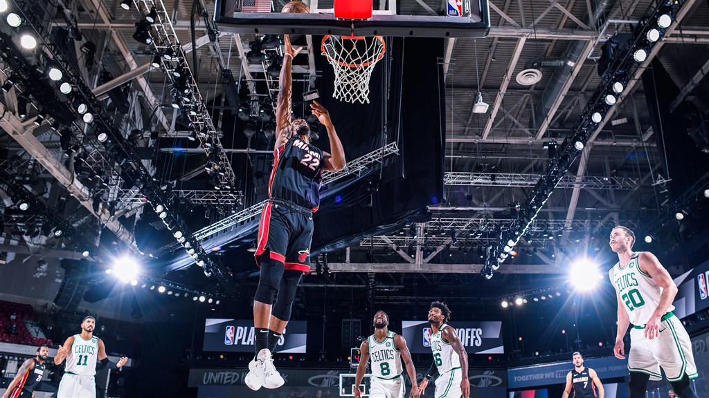NBA邁阿密熱火隊總冠軍賽將強碰洛杉磯湖人隊,熱火明星後衛巴特勒(前中)生涯首闖總冠軍賽。(圖取自twitter.com/MiamiHEAT)