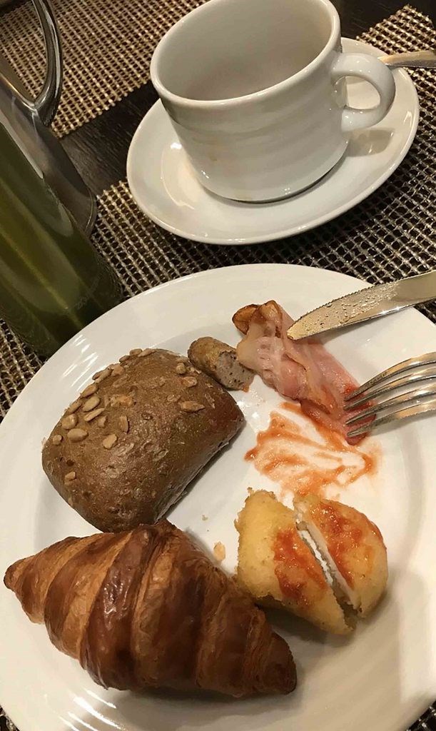 曾旅居海外的邱小姐說,國外都不是溫體肉,可能冷凍肉居多,西式早餐就有豬肉片,她覺得吃起來沒有差別。(邱小姐提供)中央社記者楊淑閔傳真 109年9月27日