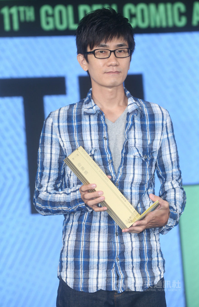 漫畫界年度盛事「金漫獎」28日在台北文創大樓舉行頒獎典禮,漫畫家NOBI璋以作品「時渦」成功抱回「年度漫畫獎」與「金漫大獎」。中央社記者鄭傑文攝 109年9月28日