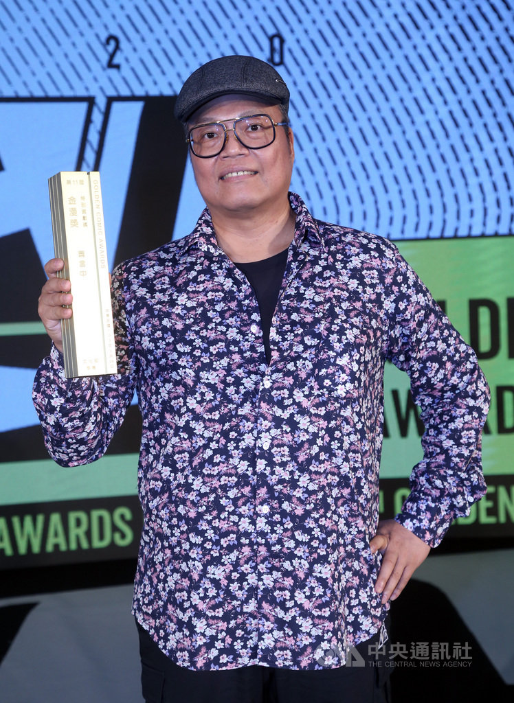 第11屆金漫獎28日在台北頒獎,漫畫家蕭言中獲頒特別貢獻獎,蕭言中長年致力原創台漫,2019年確診罹癌後,至今化療多次仍堅持創作,展現漫畫家生命的熱情與氣度。中央社記者鄭傑文攝 109年9月28日