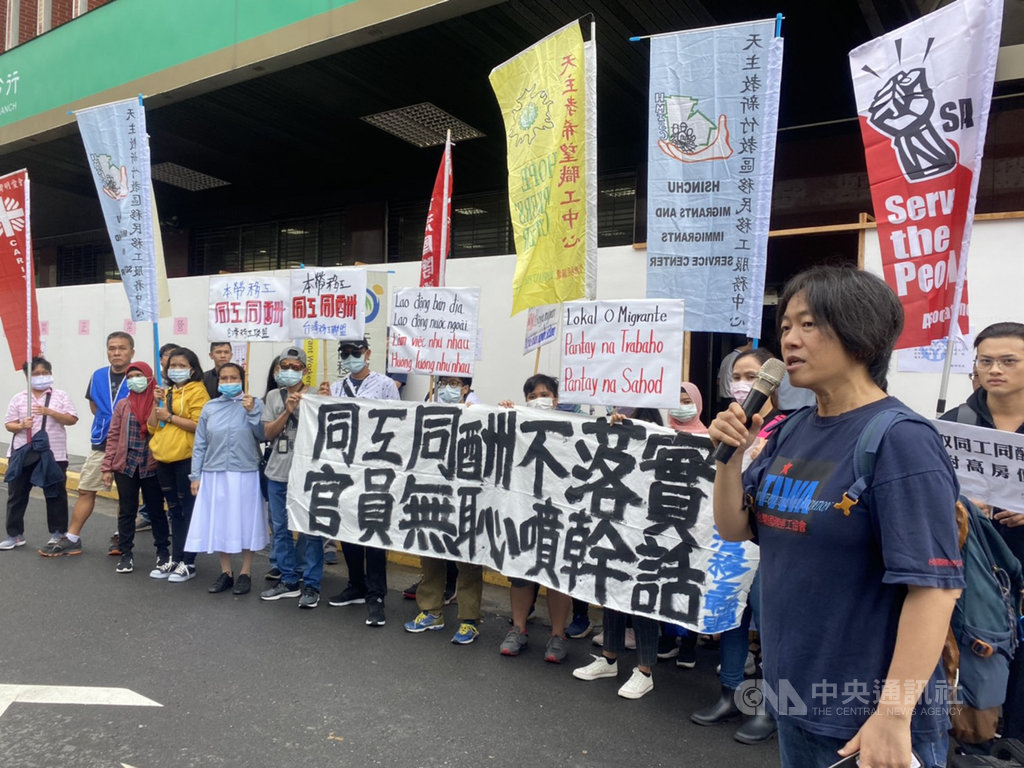 為解決營造業缺工問題,內政部提案希望開放一定條件住宅、商辦大樓引進營造業移工,勞動部29日召開會議進行討論。移工團體上午到勞動部前召開記者會表達反對立場,痛批引進勞動力無法解決缺工及抑制房價。中央社記者吳欣紜攝 109年9月29日