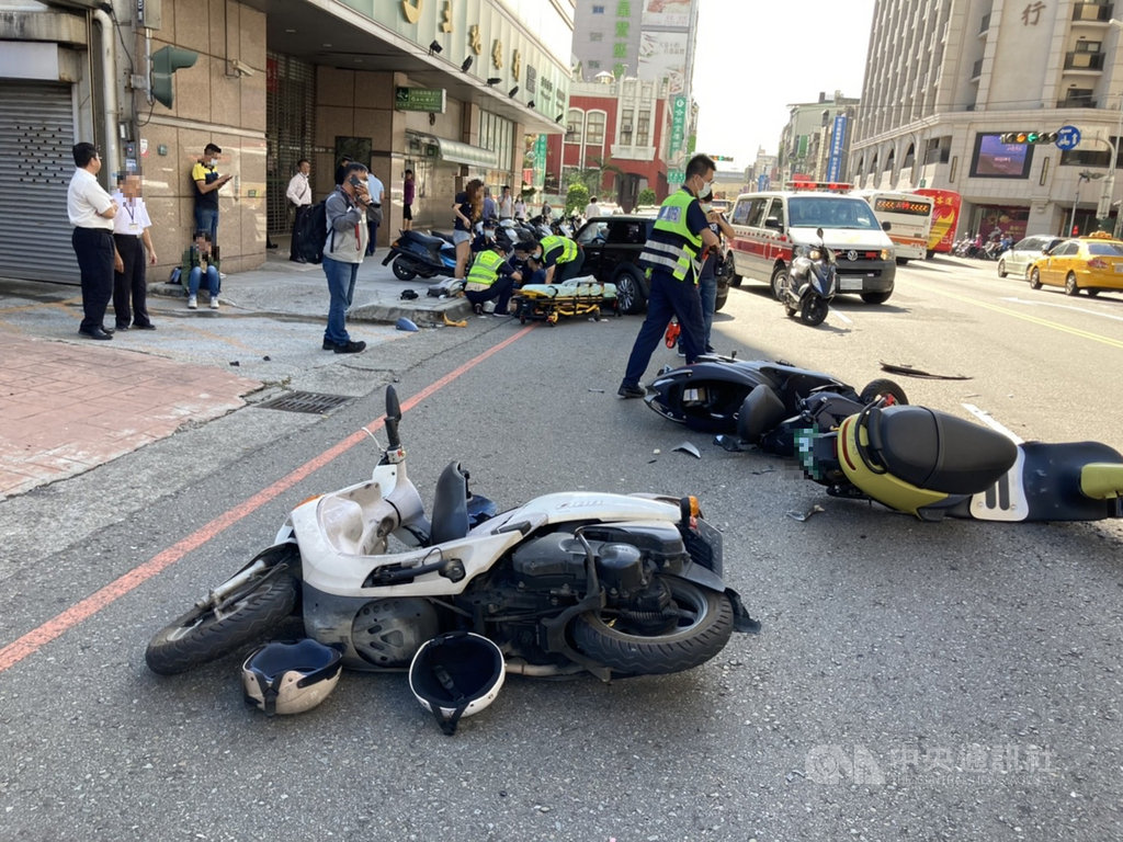 台中市西區民權路與自由路一段29日上午發生連環車禍,一名女子駕駛自小客車突然逆向衝撞9輛汽機車,多人受傷送醫。(台中市消防局提供)中央社記者郝雪卿傳真 109年9月29日