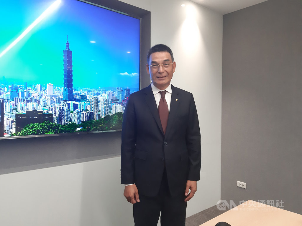 戴德梁行董事總經理顏炳立29日在記者會表示,今年第4季商用不動產市場風起雲湧,因房市住宅的剛性自用需求帶動,房價緩漲難跌,對2021年樂觀期待。中央社記者潘智義攝 109年9月29日
