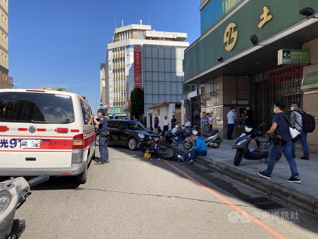 台中市73歲周姓婦人29日駕駛自小客車突然逆向衝撞9輛汽機車,造成10人受傷,警方正針對肇事原因進行調查。(台中市消防局提供)中央社記者郝雪卿傳真 109年9月29日