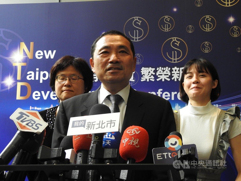 新北市長侯友宜(中)29日針對文林公托中心托育員虐童案3托育員遭檢方起訴一事表示,除重罰每名托育員,並要求20年以內不得再從事托育工作。中央社記者王鴻國攝 109年9月29日