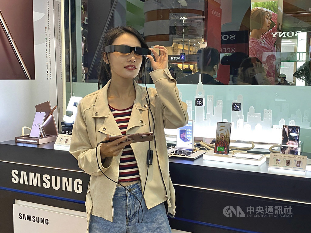 中華電信在現場舉辦EPSON MOVERIO BT-30C次世代智慧眼鏡體驗,戴上眼鏡便能享受專屬個人影音的80吋大螢幕。中央社記者江明晏攝 109年9月29日