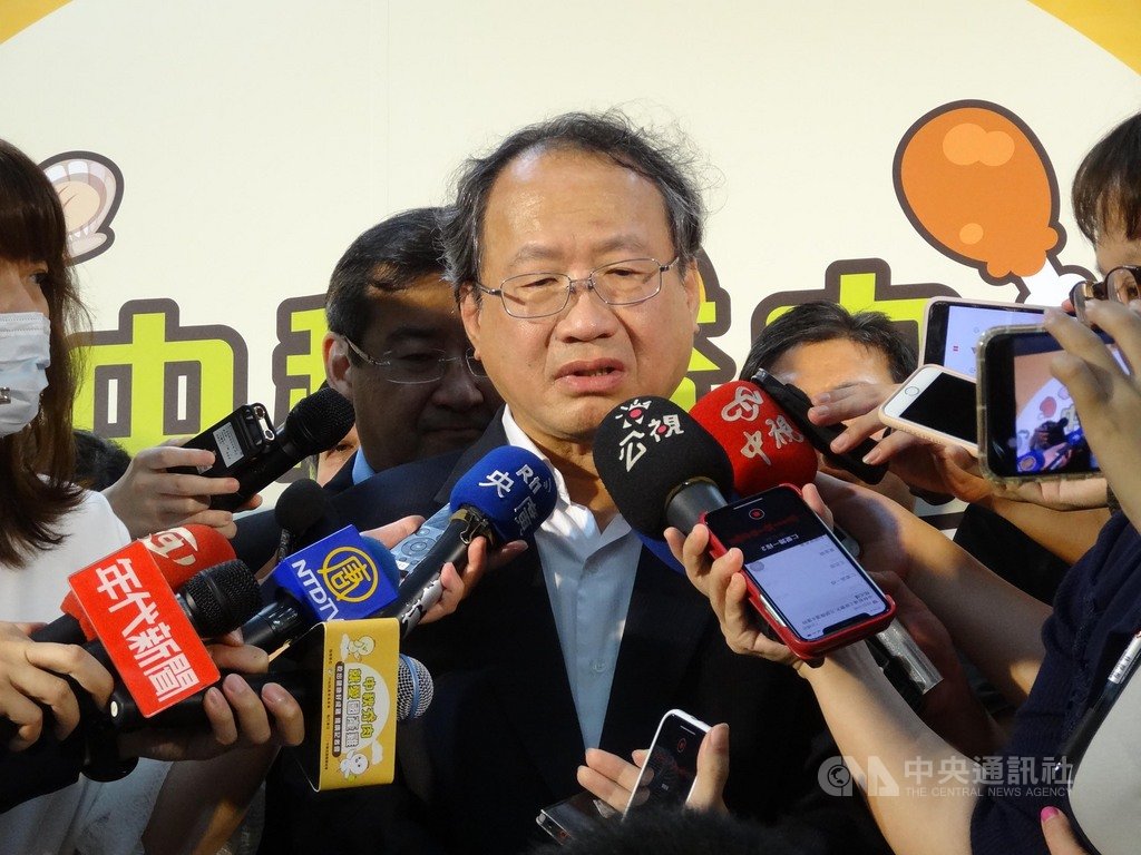 農委會副主委黃金城(中)29日說,國產雞肉是屠宰後48到72小時內生鮮冷藏運抵銷售,對比進口都是冷凍、經長途運輸,國產雞新鮮美味營養不流失,呼籲中秋烤肉首選國產雞。中央社記者楊淑閔攝 109年9月29日