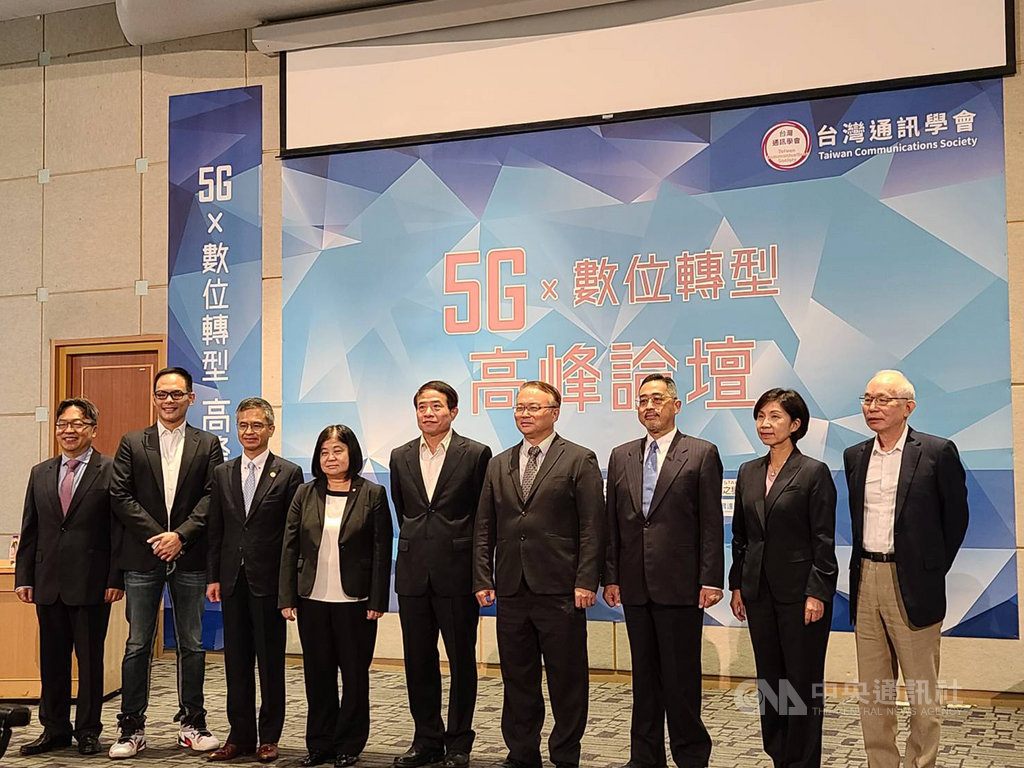 台灣通訊學會上午舉辦「5G x 數位轉型高峰論壇」,5大電信總經理位置安排令人玩味,日前宣布結盟的遠傳總經理井琪(右2)和亞太電總經理黃南仁(右1)位置緊鄰,台灣大總經理林之晨(左2)與台灣之星總經理賴弦五(左1)也相偕而立。中央社記者江明晏攝 109年9月29日
