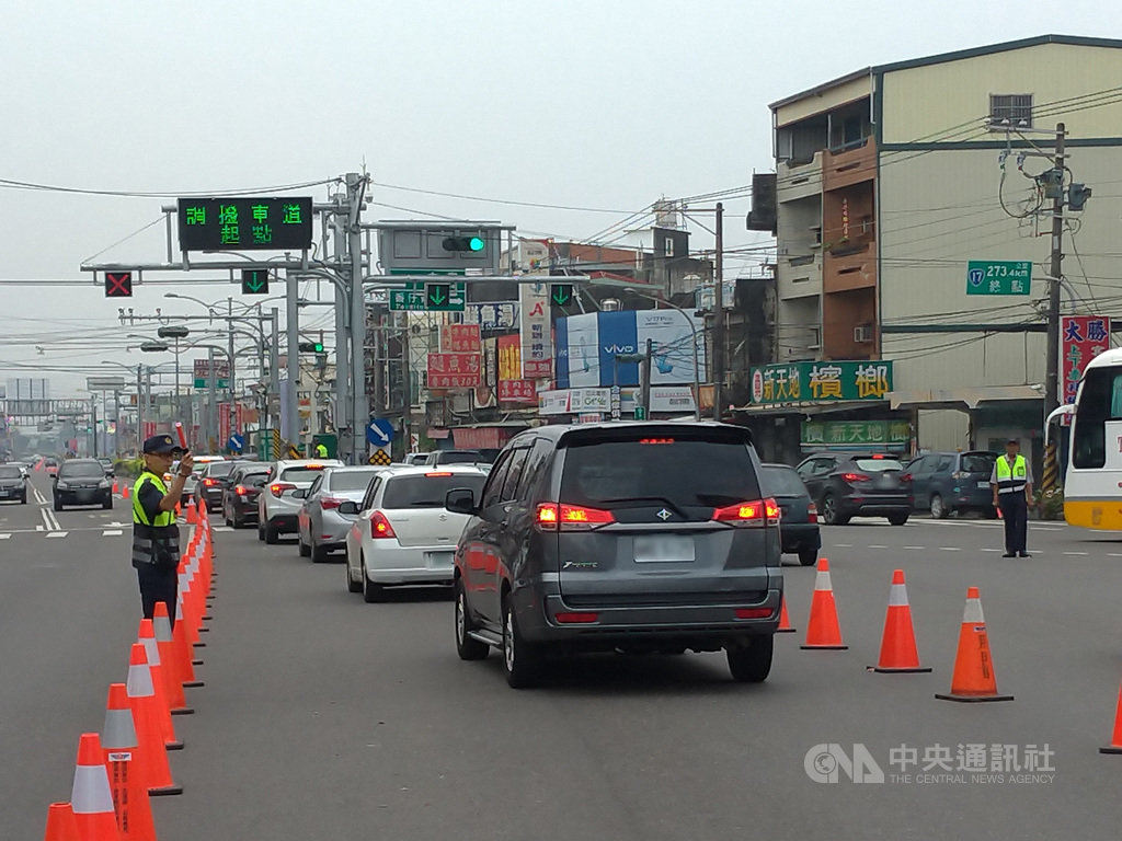 屏東縣枋寮警分局29日表示,為有效疏導連假期間大量車潮,將於台1線兩路段實施北上汽機車分道「實體分隔交通錐」,於外快車道與機慢車道間設置交通錐加連桿,形成實體分隔,預計實施到國慶連假收假。(枋寮警分局提供)中央社記者郭芷瑄傳真 109年9月29日