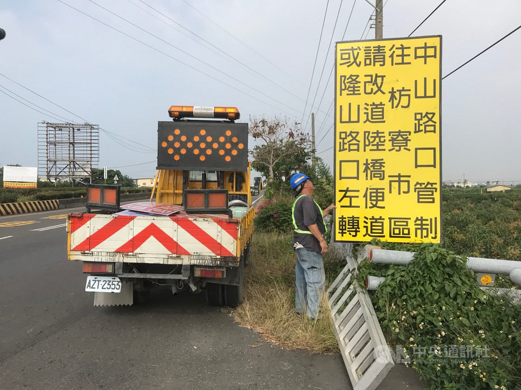 為有效疏導連假期間大量車潮,屏東枋寮警方將首度採用台1線北上汽機車分道「實體分隔交通錐」,實施期間於台1線、台17線、台9線及台26線等重要路段,沿途設有指示標誌。(枋寮警分局提供)中央社記者郭芷瑄傳真 109年9月29日