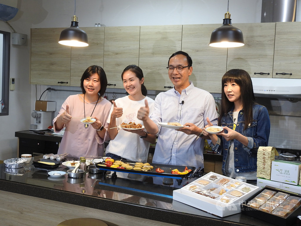 中秋節即將到來,前新北市長朱立倫(右2)29日與國民黨籍新北市議員陳儀君(左)、洪佳君(左2)、蔡淑君(右)烤肉以慰勞「三君」,現場有人笑說朱立倫成了「三君」統帥。中央社記者王鴻國攝 109年9月29日