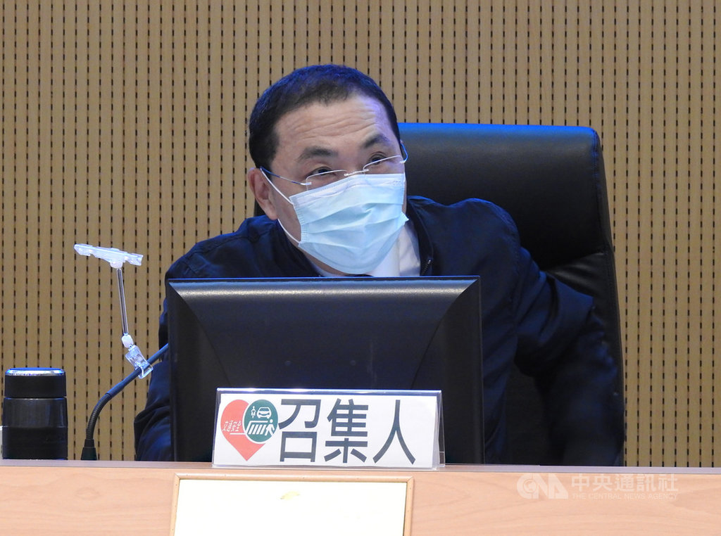 新北市長侯友宜29日主持道安會報,會中聽取7、8月「機車安全月」執行成效簡報,交通局報告指出,在各單位交通宣導及嚴格執法下,肇事嚴重度較前4年下降了18.24%,但65歲以上高齡者死傷人數較去年同期增加10.6%。中央社記者王鴻國攝 109年9月29日