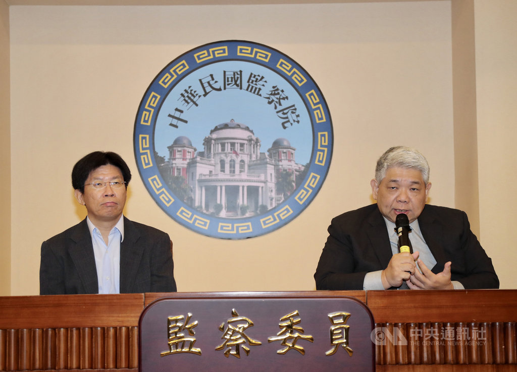 國家人權委員會副主委高涌誠(左)、委員王榮璋(右)29日召開記者會表示,行政院預計12月1日提出身心障礙者權利公約(CRPD)第二次國家報告,人權會將針對報告提出獨立意見,並立案調查。中央社記者張皓安攝 109年9月29日