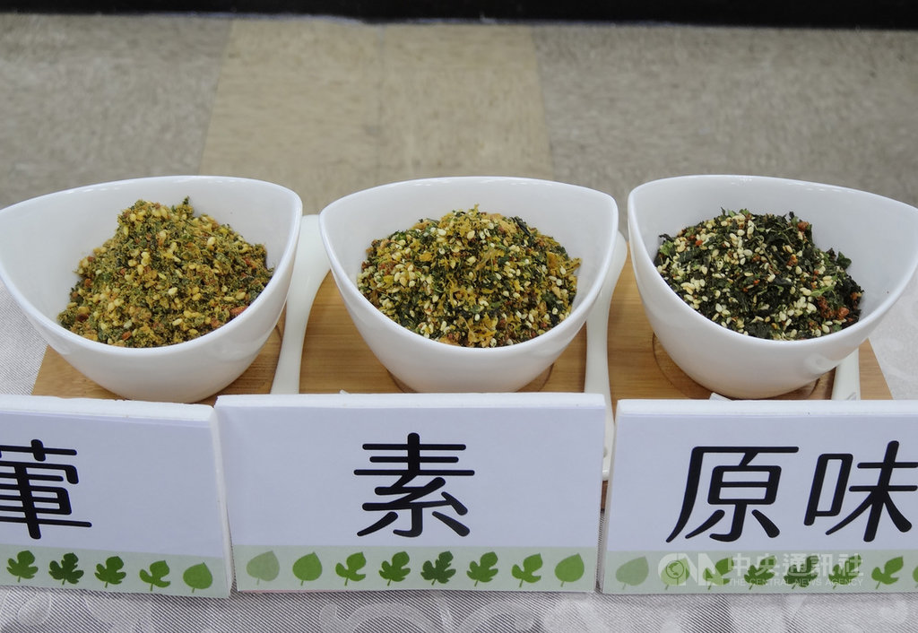 農委會苗栗改良場29日發表以烘乾桑葉代替海苔,再加入肉鬆、素鬆製成的「桑香鬆」,每100公克的膳食纖維含量高達17.7克,較一般海苔香鬆高2.4倍,是牛蒡的3.5倍、燕麥的2.1倍,好吃又健康。中央社記者楊淑閔攝 109年9月29日