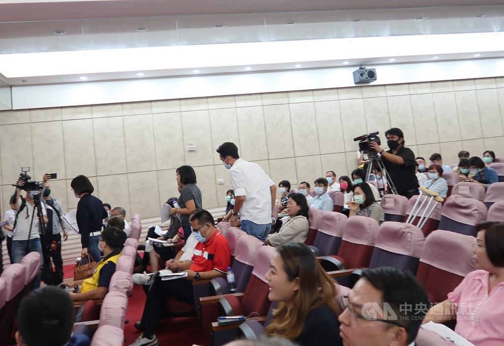 高雄市長陳其邁29日首度向市議會報告110年度預算編列情形,3名國民黨籍議員向陳其邁提問未獲滿意答覆,隨後離席。中央社記者王淑芬攝 109年9月29日