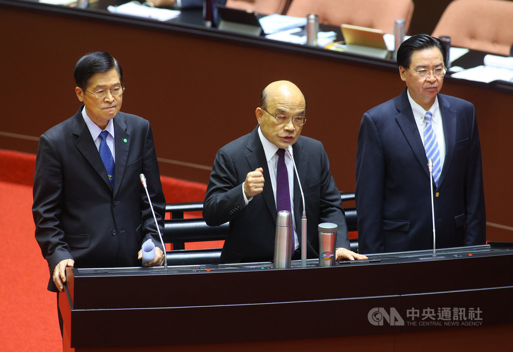 兩岸如果開戰,台灣可以撐多久,行政院長蘇貞昌(中)29日在立法院表示,他相信國人一定堅持寸土不讓,守護主權寸步不退,「台灣不會倒」;國防部長嚴德發(左)表示,國軍絕對堅守國土主權、自由民主,戰到最後一兵一卒。中央社記者謝佳璋攝 109年9月29日