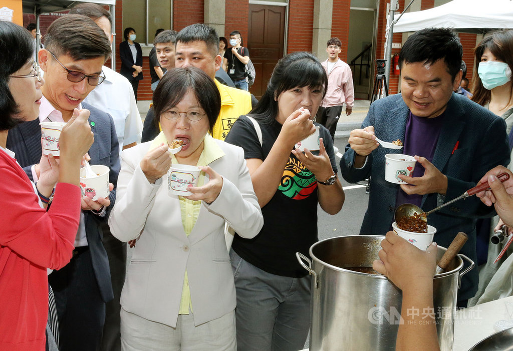 多位民進黨立委29日在立法院舉辦記者會,推廣國產豬肉,現場備有選用台灣豬肉製作的滷肉飯、烤香腸與貢丸湯三道經典夜市料理,民進黨立委莊瑞雄(前右起)、伍麗華、劉世芳、鍾佳濱、蘇巧慧大啖滷肉飯好滋味。中央社記者郭日曉攝 109年9月29日