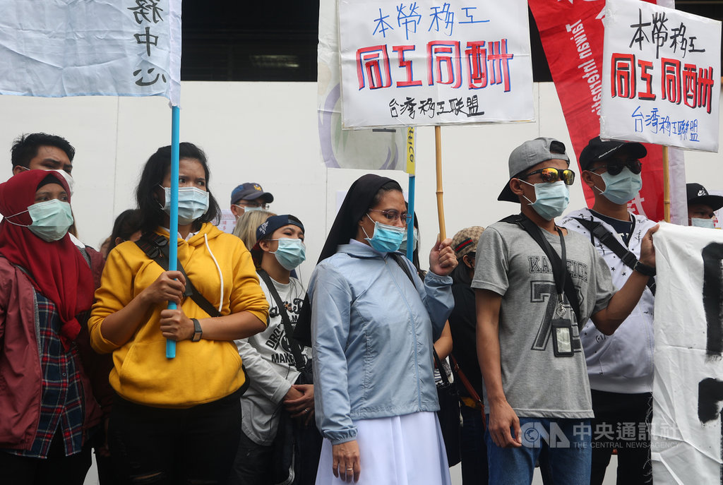 勞動部29日討論內政部所提開放一定條件住宅、商辦大樓可引進營造業移工,移工團體上午在勞動部前召開記者會,表達反對立場。中央社記者王騰毅攝 109年9月29日
