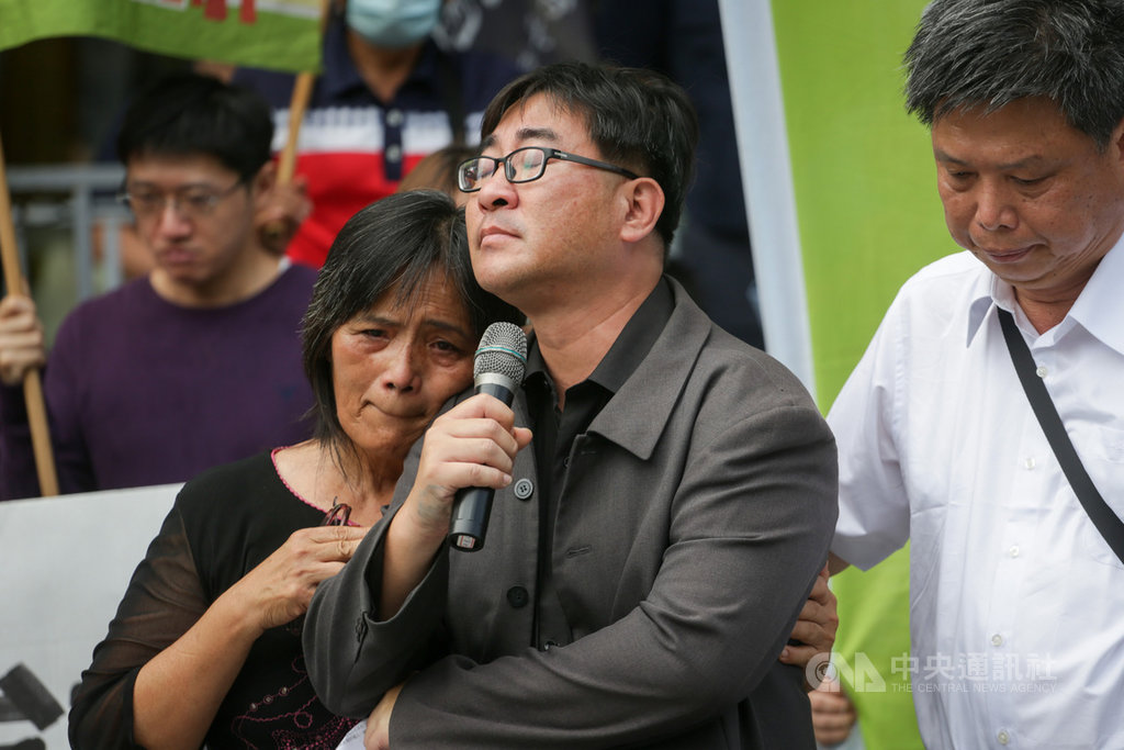 台南鐵路地下化工程拒拆遷戶住戶黃春香(前左)及反南鐵東移全線自救會長陳致曉(前中)29日到交通部前陳情,聲淚俱下呼籲停止強拆、開啟協商,認為應可以用設定地上權的方式,保留房屋及樓梯。中央社記者裴禛攝 109年9月29日