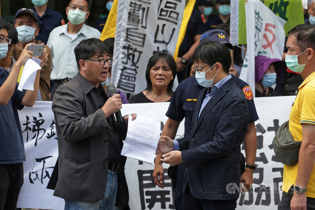 台南鐵路地下化工程拒拆遷戶住戶黃春香(中)及反南鐵東移全線自救會長陳致曉(前左)29日與聲援團體在交通部前舉行記者會,向交通部鐵道局陳情,要求應設定地上權保留房屋。不過交通部回應,保留地上建築物恐影響鐵道安全,並不可行。中央社記者裴禛攝 109年9月29日
