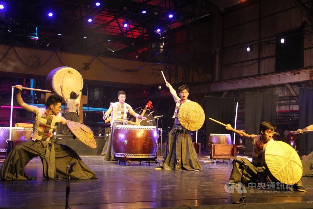 十鼓擊樂團今年邁入創團20週年,推出全新作品「島嶼傳說」,曲目之一的「憶想之門」以台灣宋江陣為主題結合鼓樂演出。中央社記者楊思瑞攝 109年9月29日