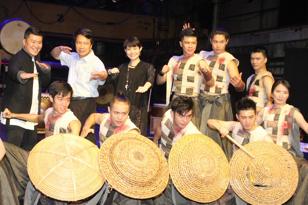 台南藝術節今年開幕演出由十鼓擊樂團推出創團20週年新作「島嶼傳說」,團長謝十(後排左2)與台南市文化局副局長周雅菁(後排左3)29日出席宣傳記者會。中央社記者楊思瑞攝 109年9月29日