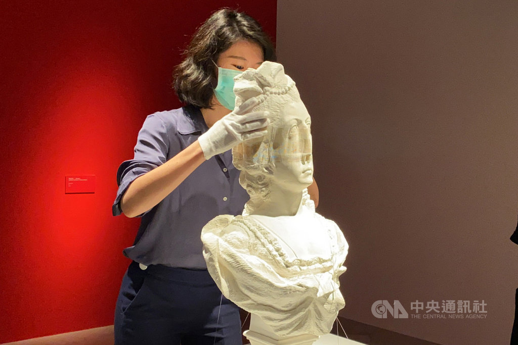 台南奇美博物館紙藝特展「紙上奇蹟2–無所不彈」將於10月1日推出,展品中包含以紙做成的「石膏雕像」,可以伸縮延展變魔術,令人嘖嘖稱奇,每件作品都像在挑戰紙藝極限。中央社記者楊思瑞攝 109年9月29日
